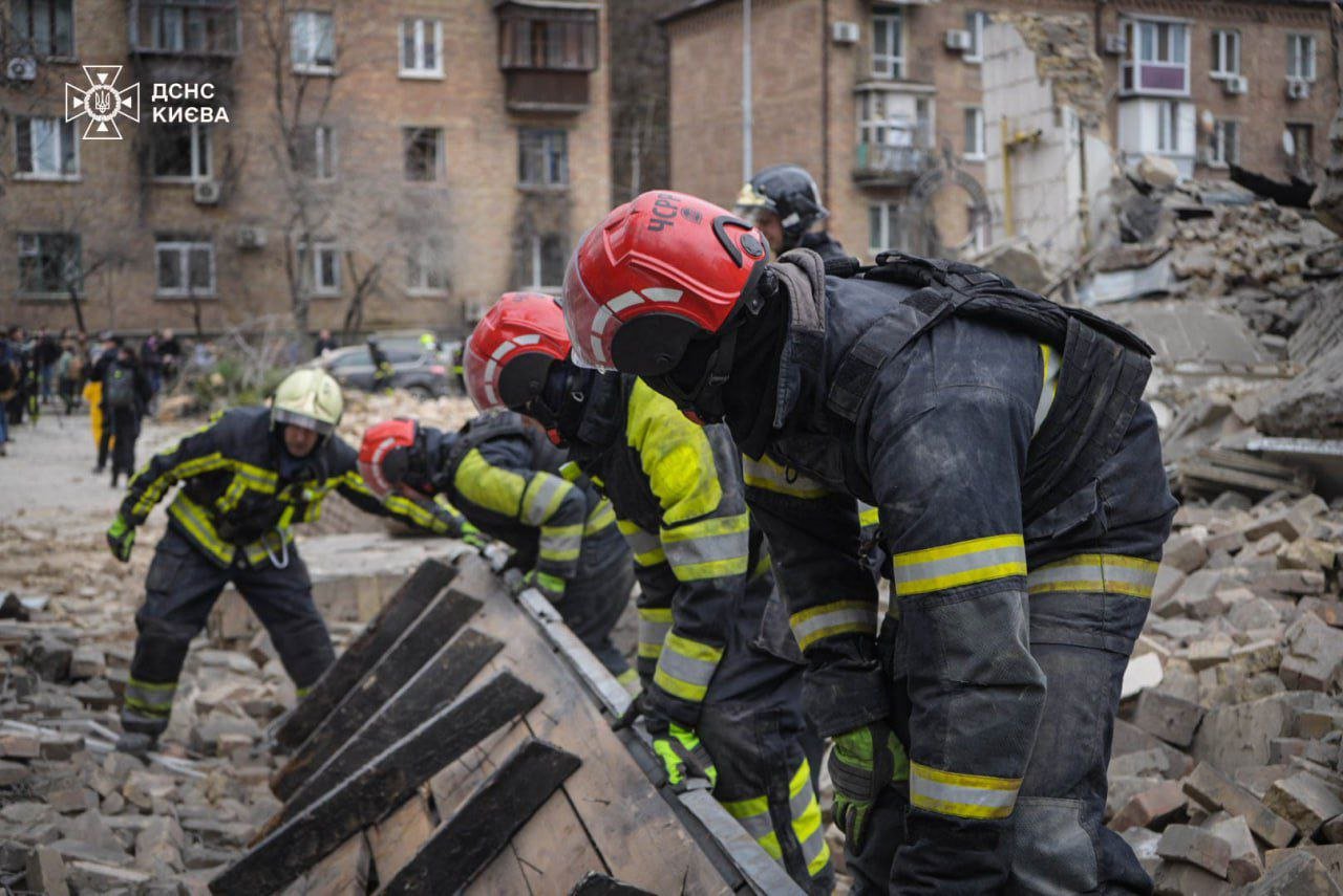 Рятувальники ліквідовують наслідки ворожої атаки на Київ