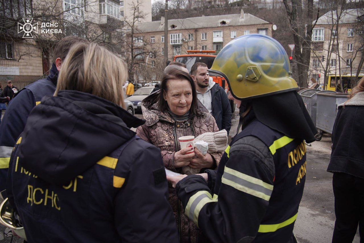 Рятувальники ліквідовують наслідки ворожої атаки на Київ