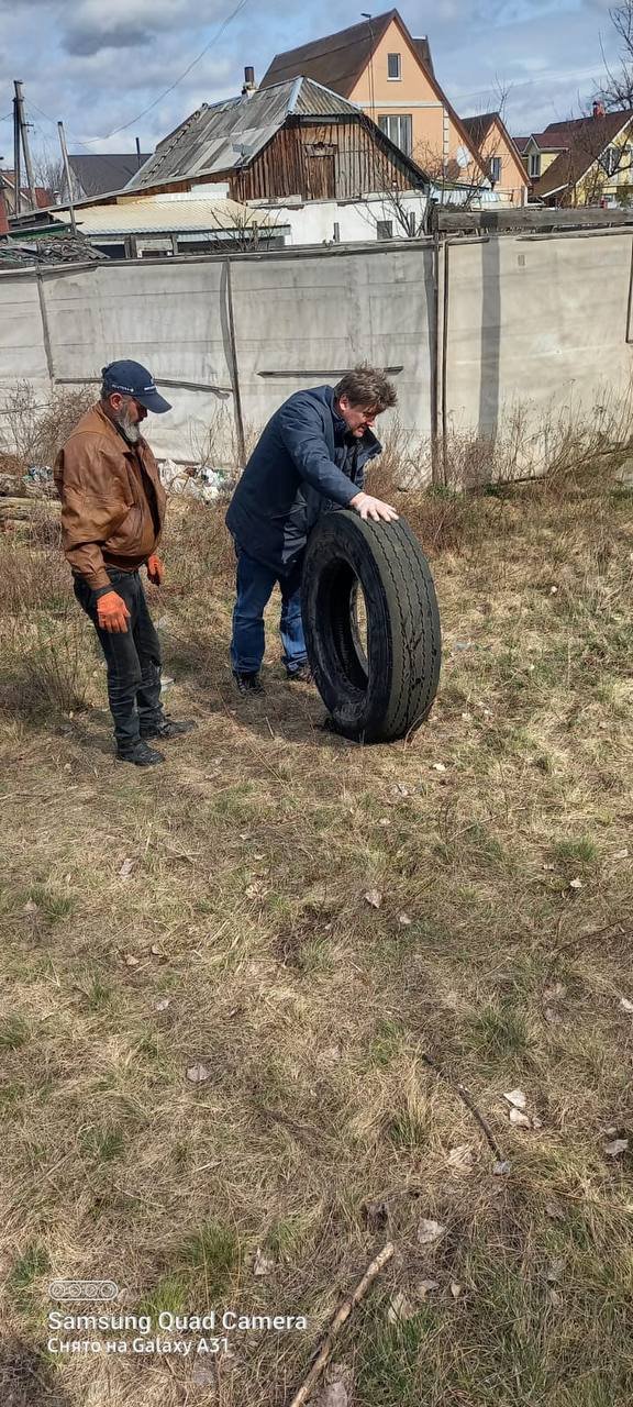 Комунальники прибрали автомобільні шини