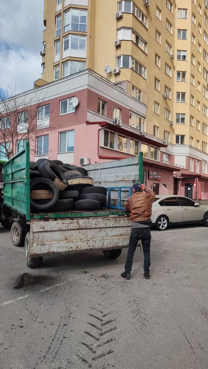 Комунальники прибрали автомобільні шини