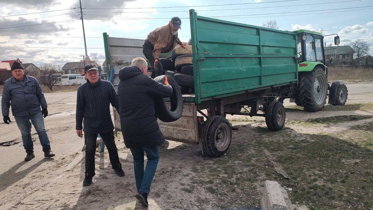 Комунальники прибрали автомобільні шини