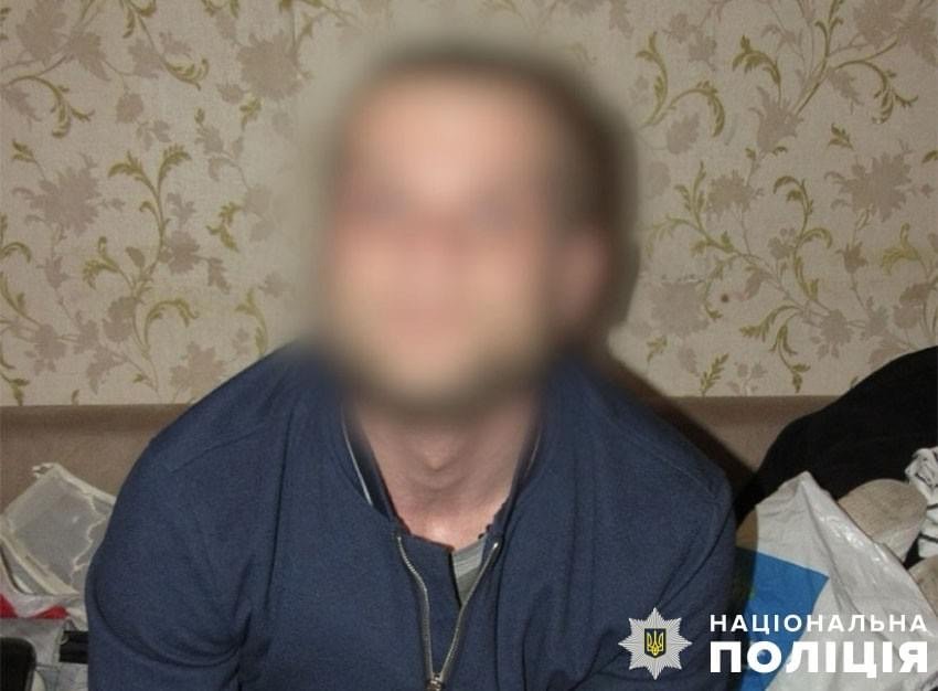 У Києві викрили чоловіка, який зберігав вдома зброю та наркотики