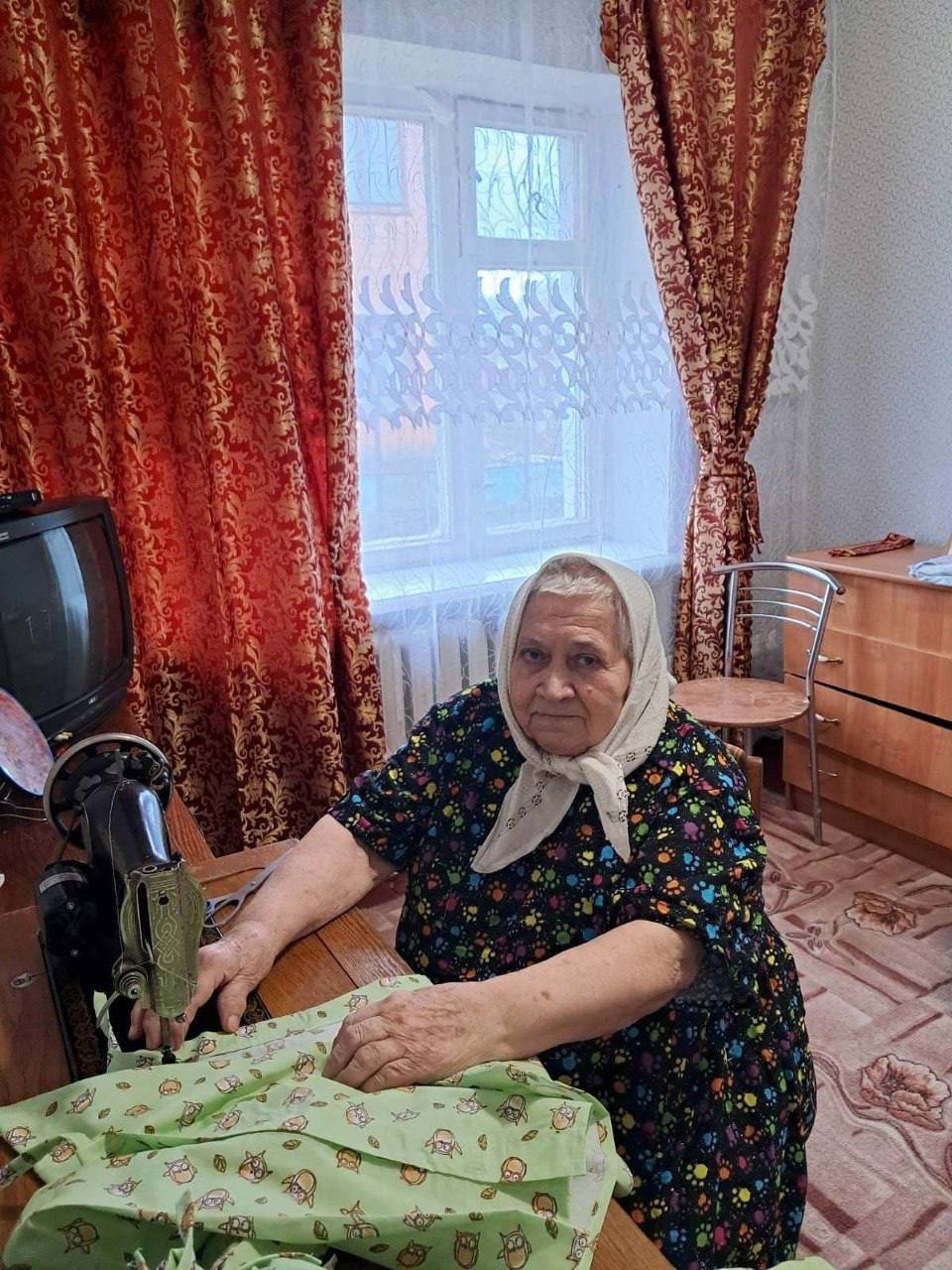 Під Києвом 90-річна бабуся шиє адаптивну білизну для наших героїв