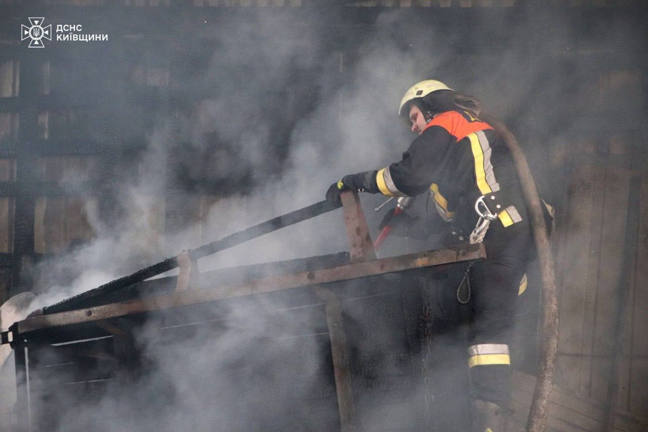 Під Києвом горів металевий амбар з сіном