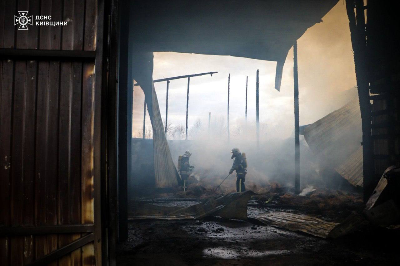 Під Києвом горів металевий амбар з сіном