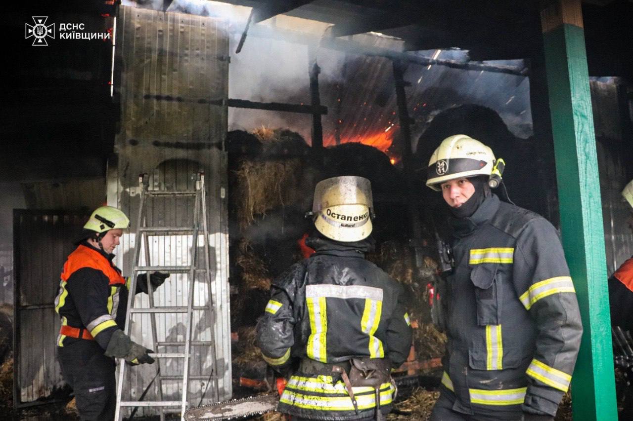 Під Києвом горів металевий амбар з сіном