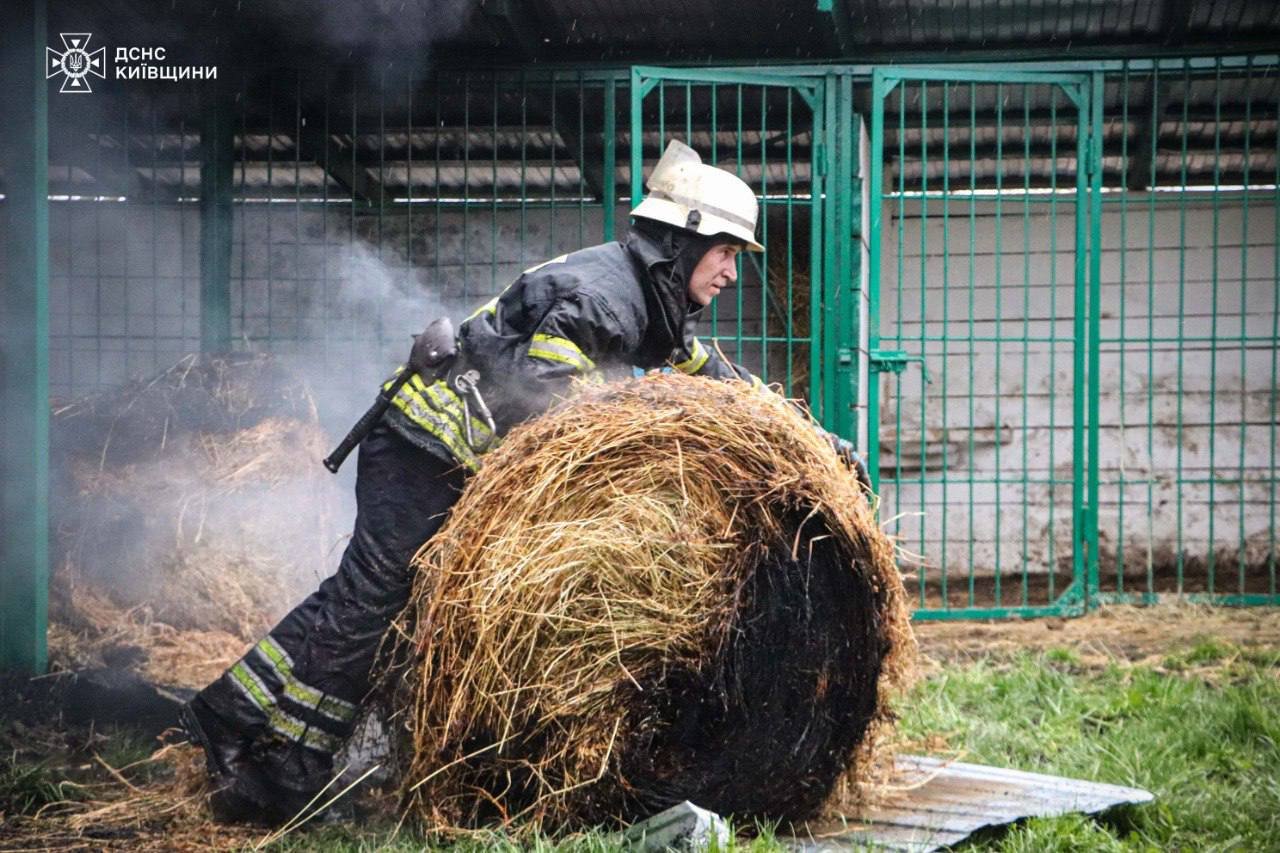 Під Києвом горів металевий амбар з сіном