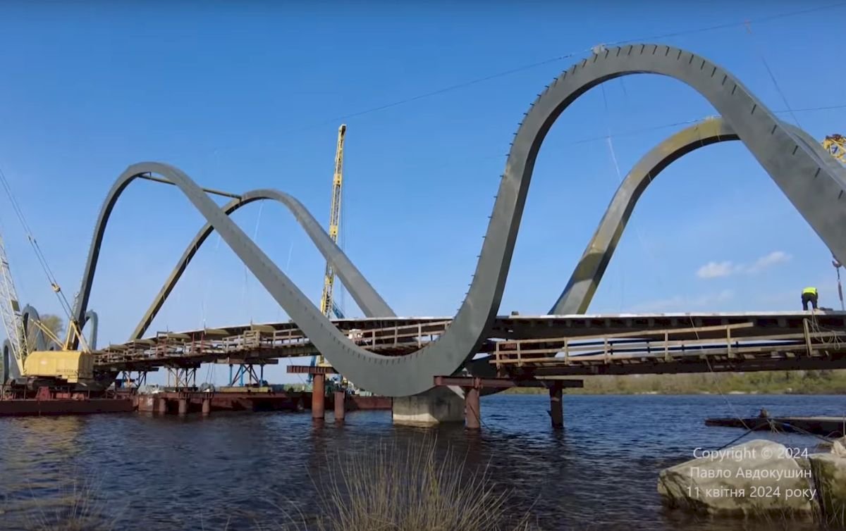У Києві на фінальному етапі будівництво моста-хвилі на Оболоні