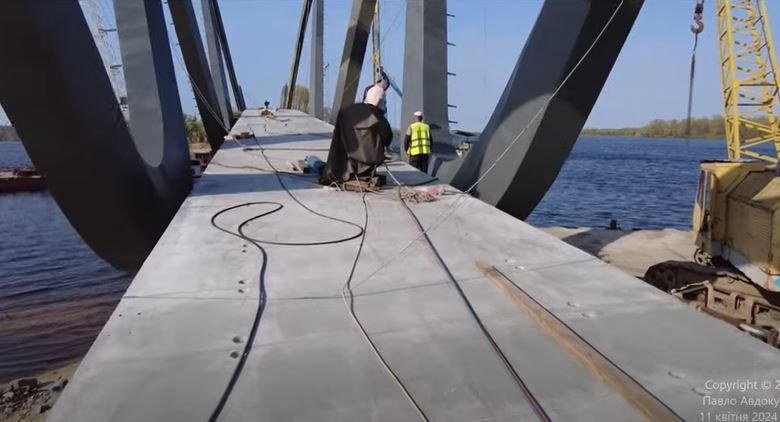 В Киеве на финальном этапе строительство моста-волны на Оболони