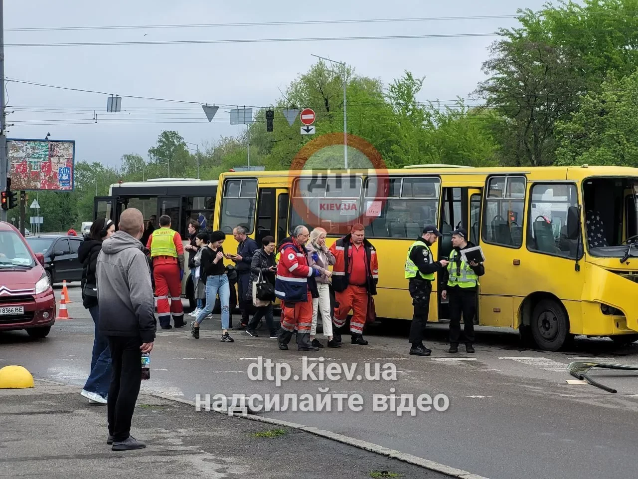 У Києві сміттєвоз протаранив дві маршрутки