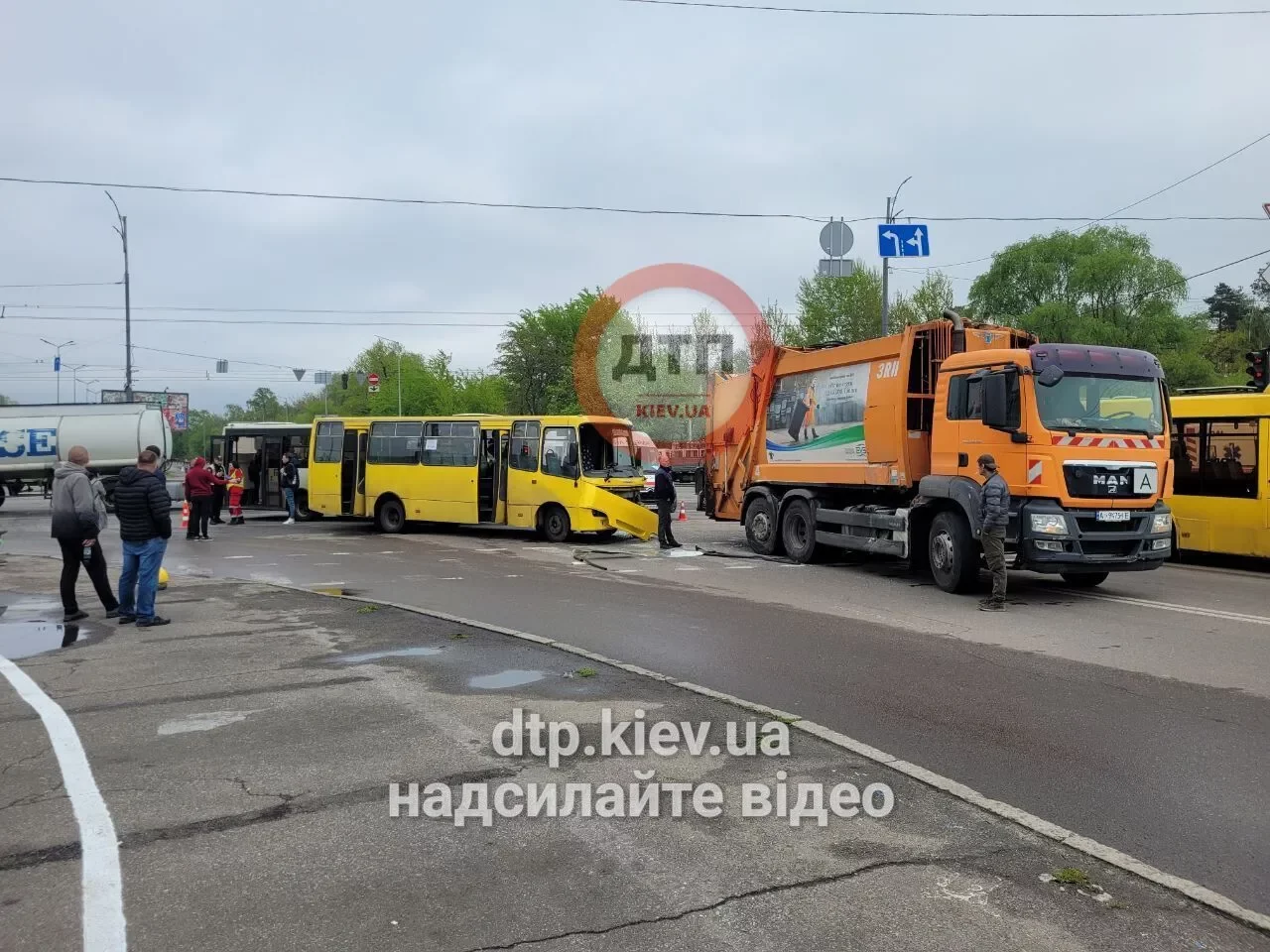 В Киеве мусоровоз протаранил две маршрутки