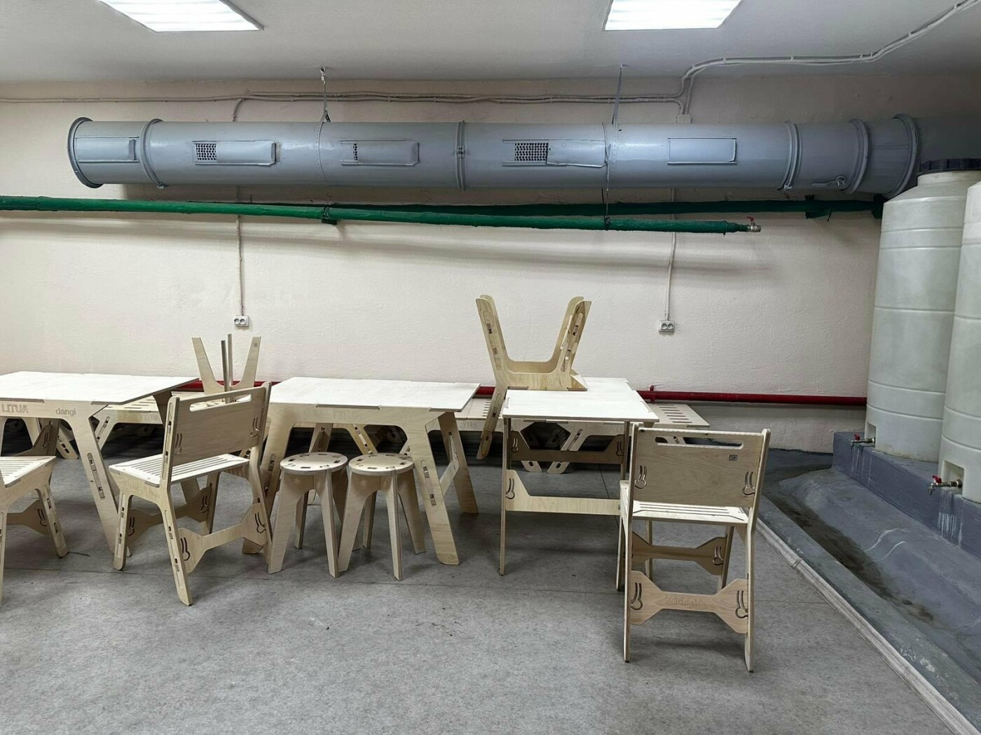 В Киеве появилось еще одно укрытие с уникальной мебелью