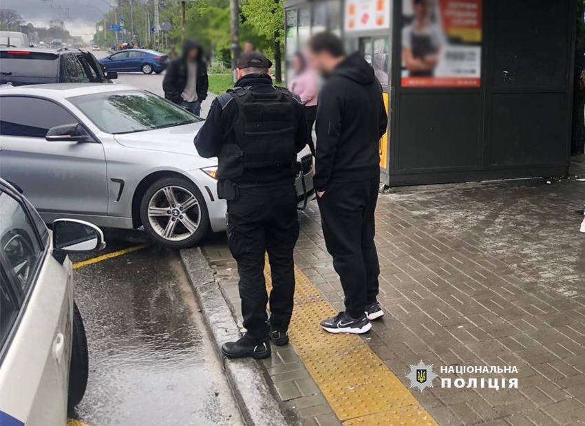 В столице водитель BMW влетел в остановку с людьми