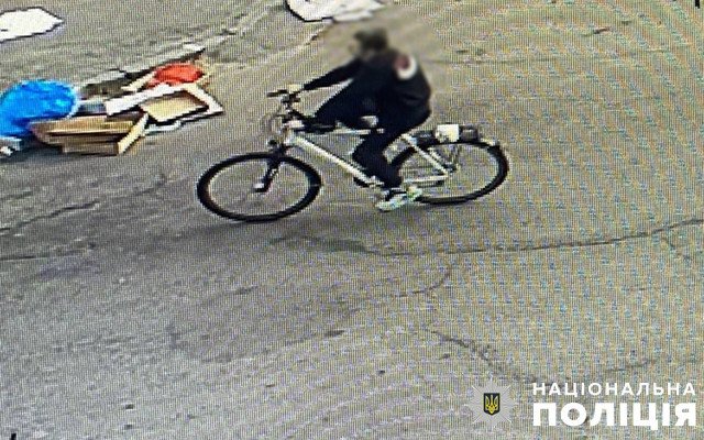 В столице злоумышленник, угрожая ножом отцу и сыну, отобрал у них велосипед