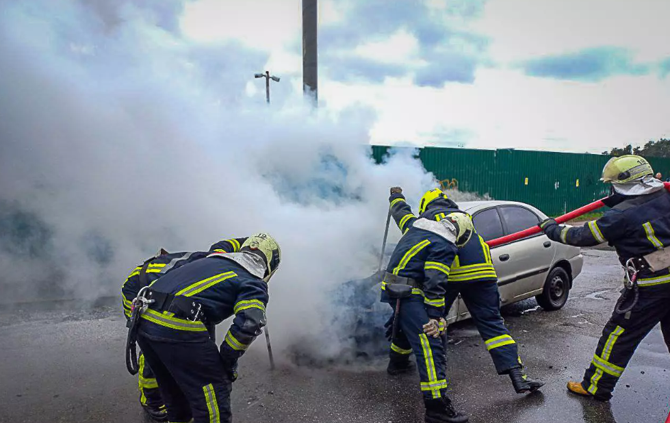 В Киеве во время движения загорелся автомобиль