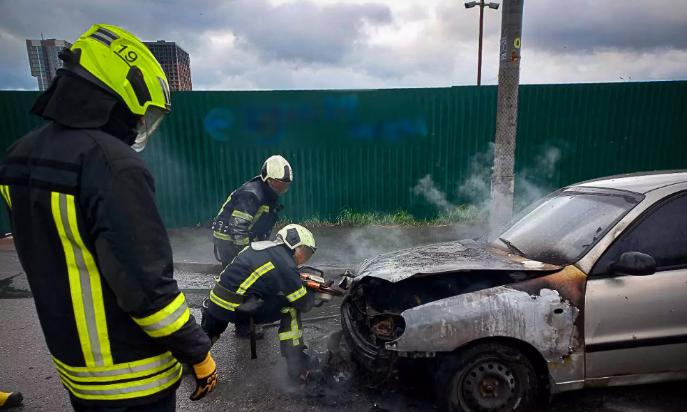 У Києві під час руху загорівся автомобіль