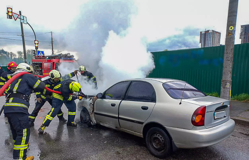В Киеве во время движения загорелся автомобиль