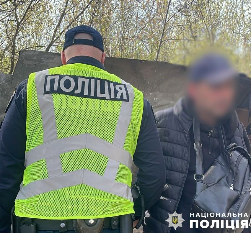 Київські правоохоронці затримали чоловіка, який обікрав жінку на вокзалі