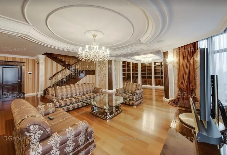 В Киеве продается 10-комнатная квартира на Кловском спуске.