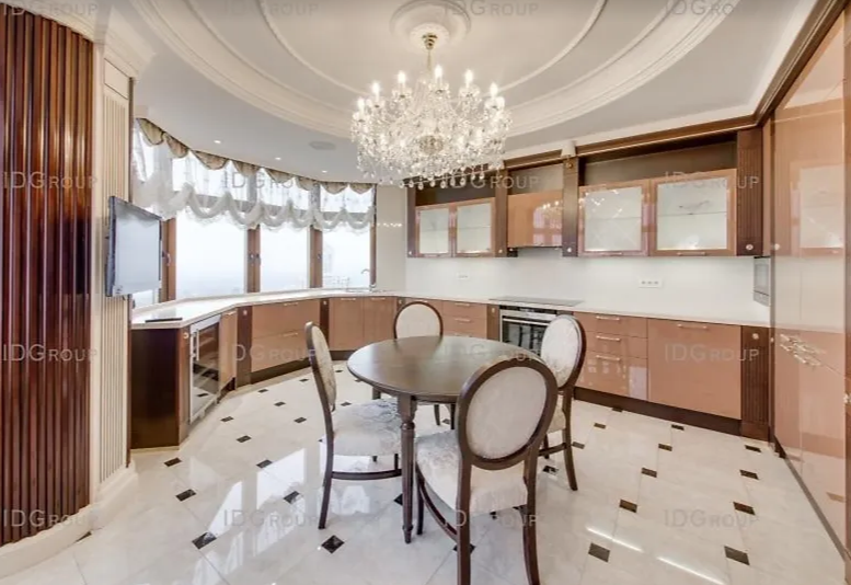 В Киеве продается 10-комнатная квартира на Кловском спуске.