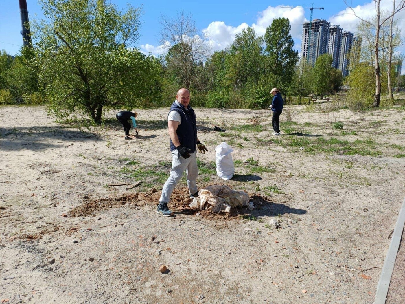 В Киеве горожане и коммунальщики провели толоку на озере Корольок