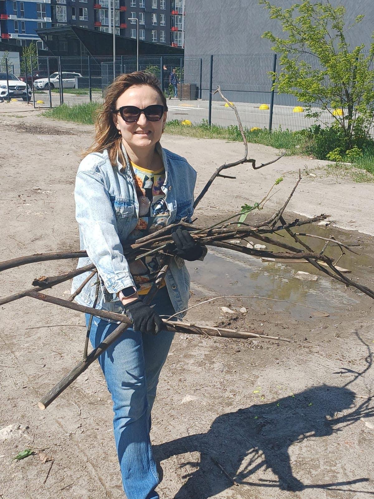 В Киеве горожане и коммунальщики провели толоку на озере Корольок