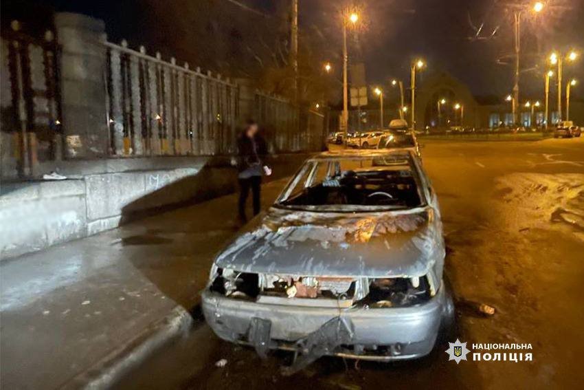 У столиці чоловік заліз у незачинене авто та підпалив його