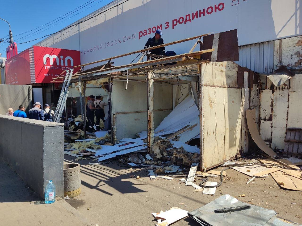 У станции метро в Киеве провели масштабный демонтаж киосков
