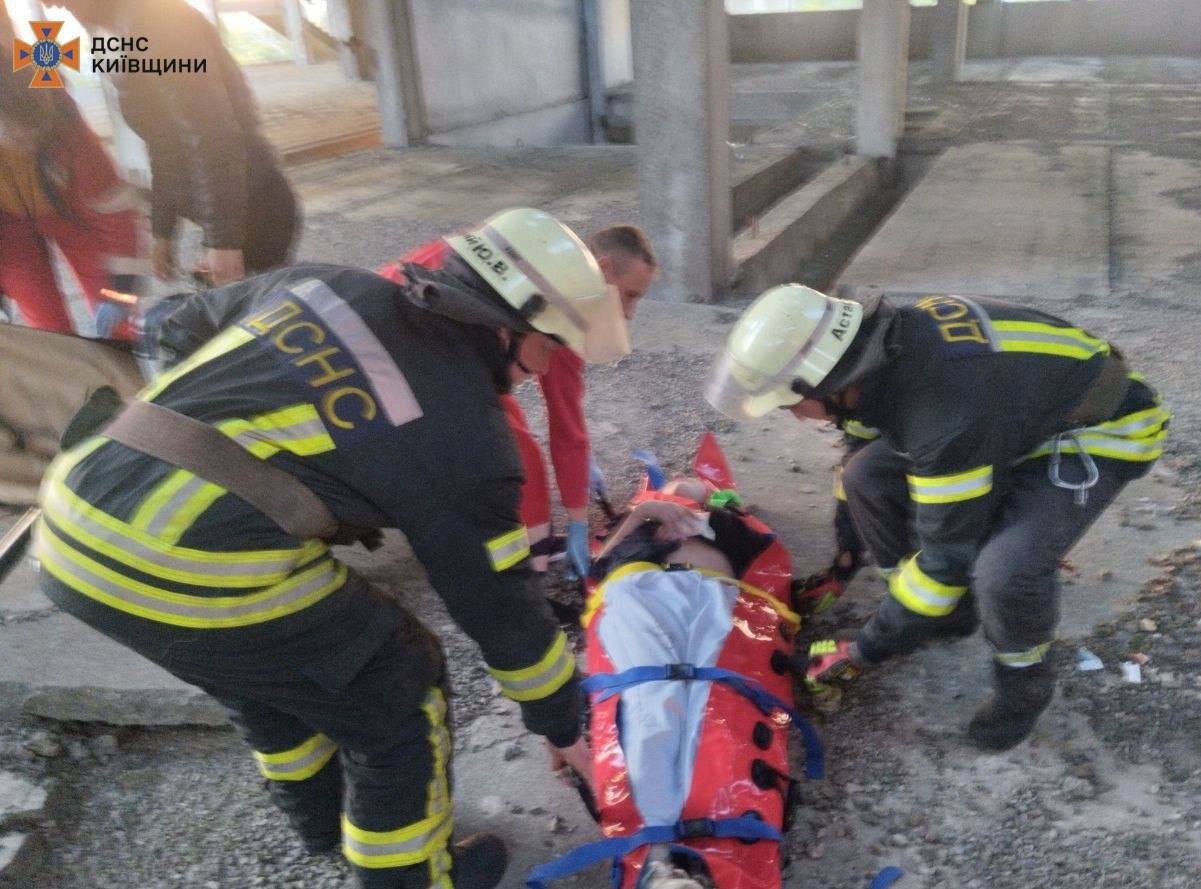 На Київщині 16-річна дівчина впала з недобудови