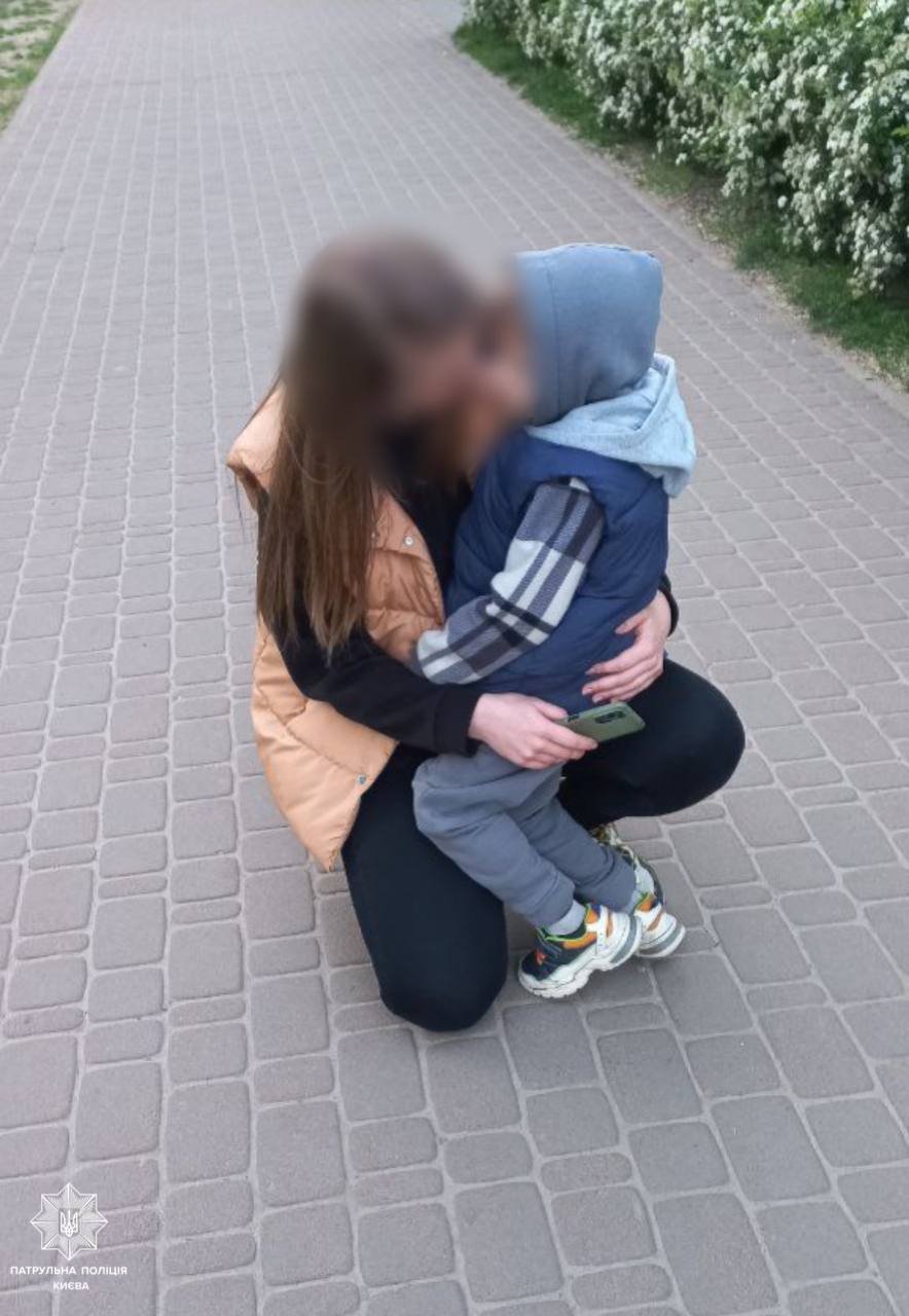 У столиці поліціянти повернули матері загубленого сина