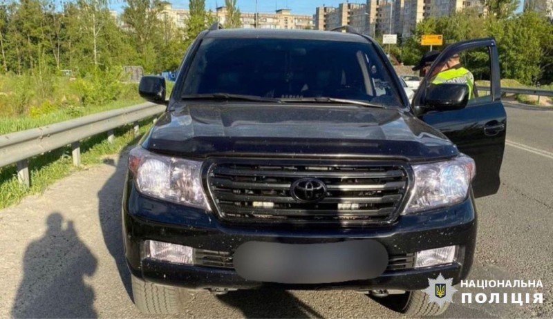 У Києві затримали двох чоловіків, які погрожували ножем відвідувачам АЗС