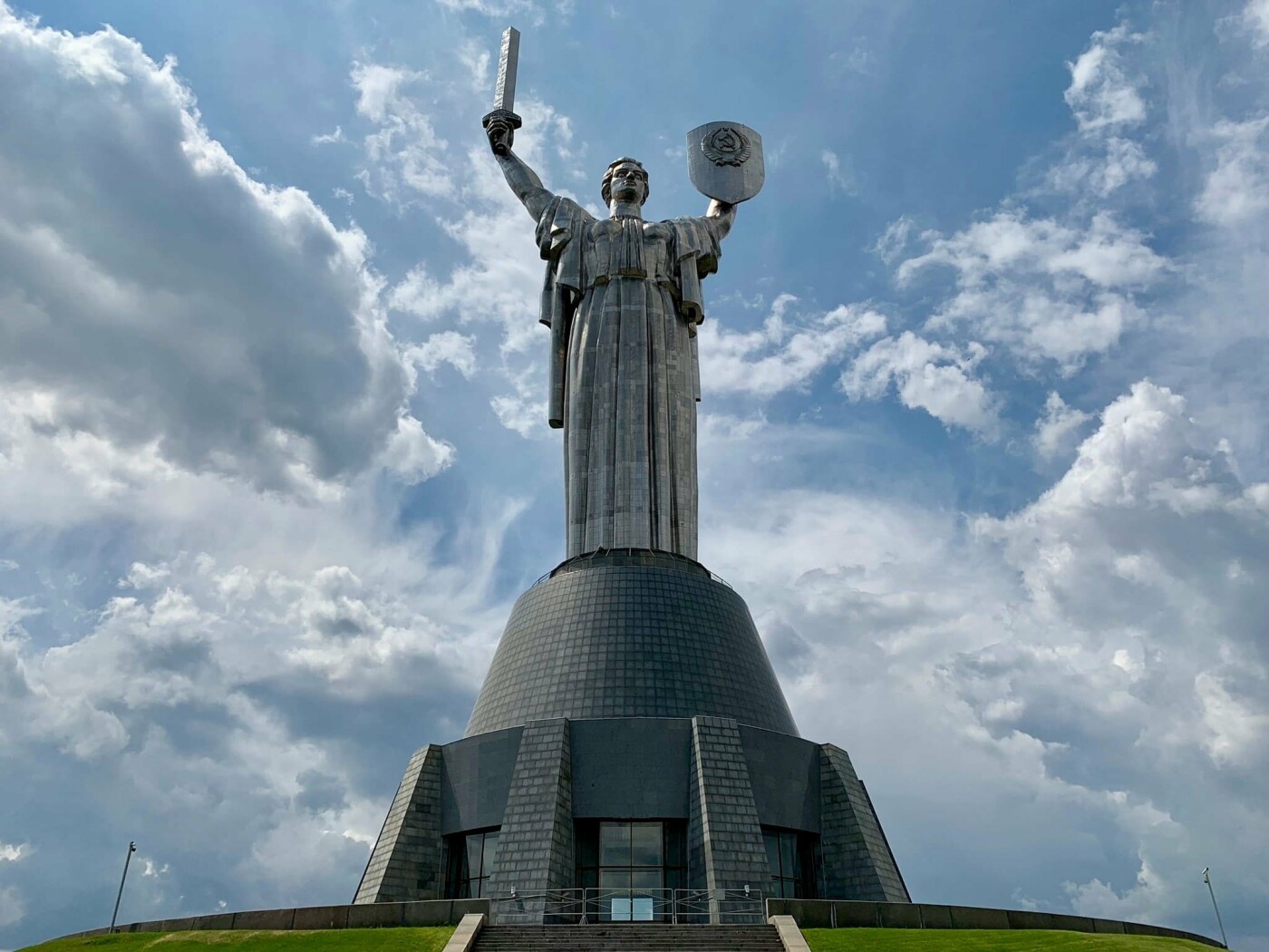 Оглядові майданчики на монументі Батьківщина-Мати та площа у її підніжжя
