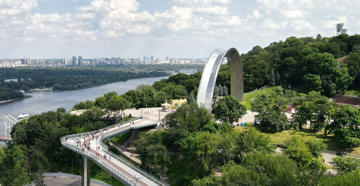 Арка Свободи українського народу та Скляний міст