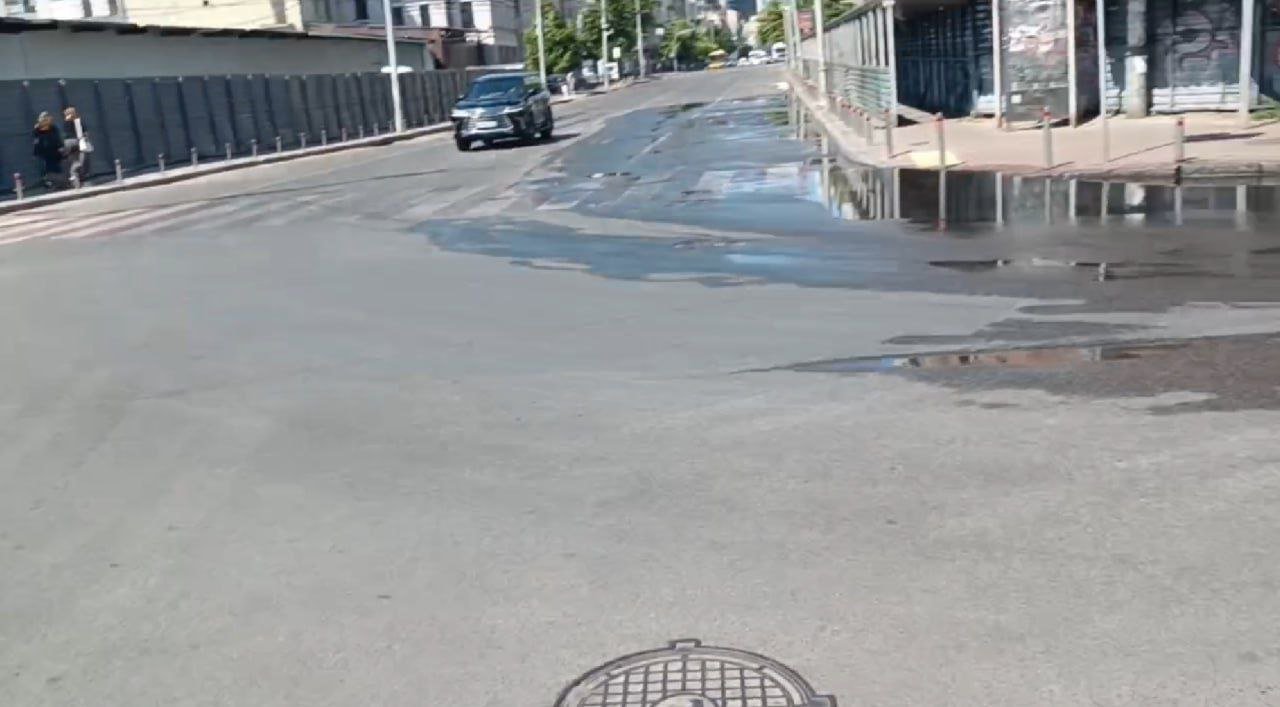 На вул. Шота Руставелі відкачали воду з теплокамери