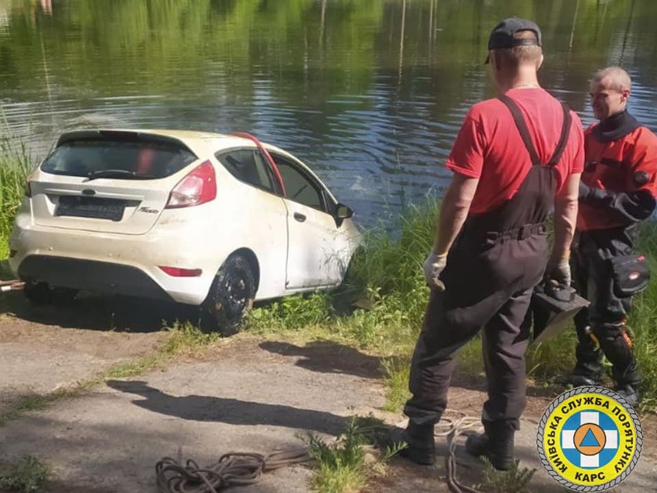 З озера в Києві дістали автівку