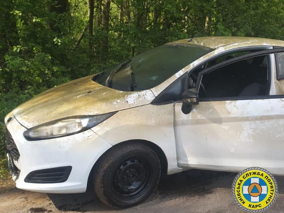 З озера в Києві дістали автівку