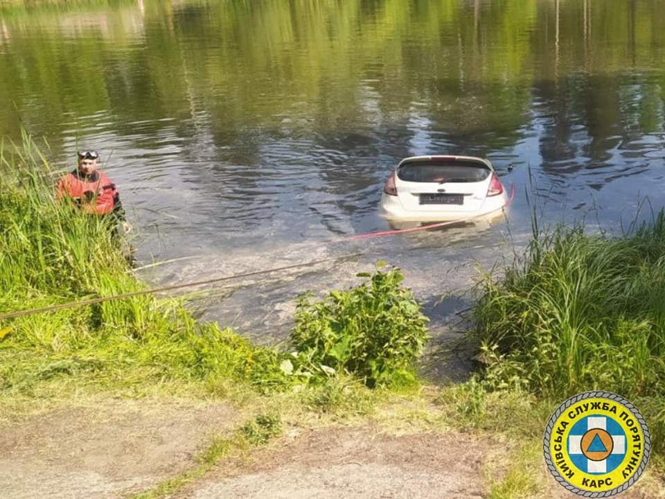 З озера в Києві дістали автівку