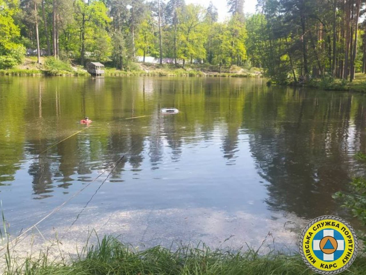 З озера в Києві дістали автівку