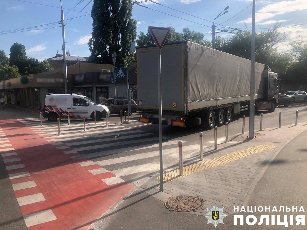 У столиці вантажівка збила жінку на велосипеді