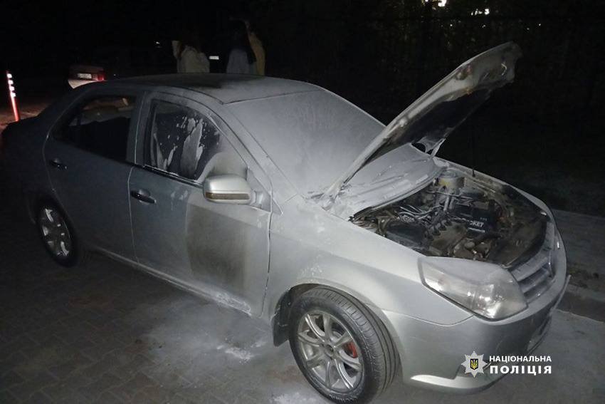 У столиці чоловік підпалив авто вчительки сина