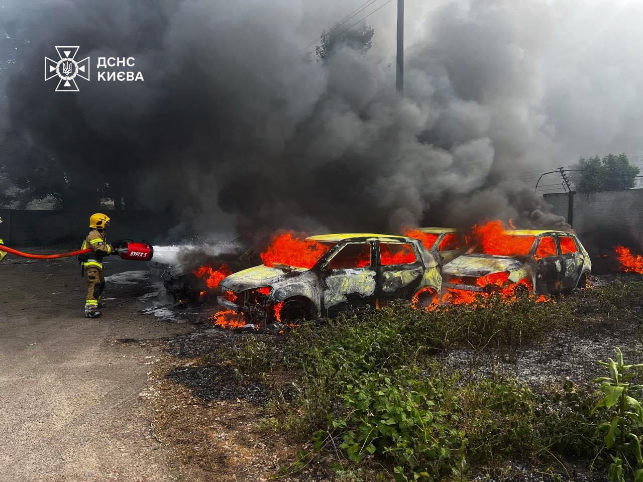 На Оболоні внаслідок пожежі згоріло 6 авто