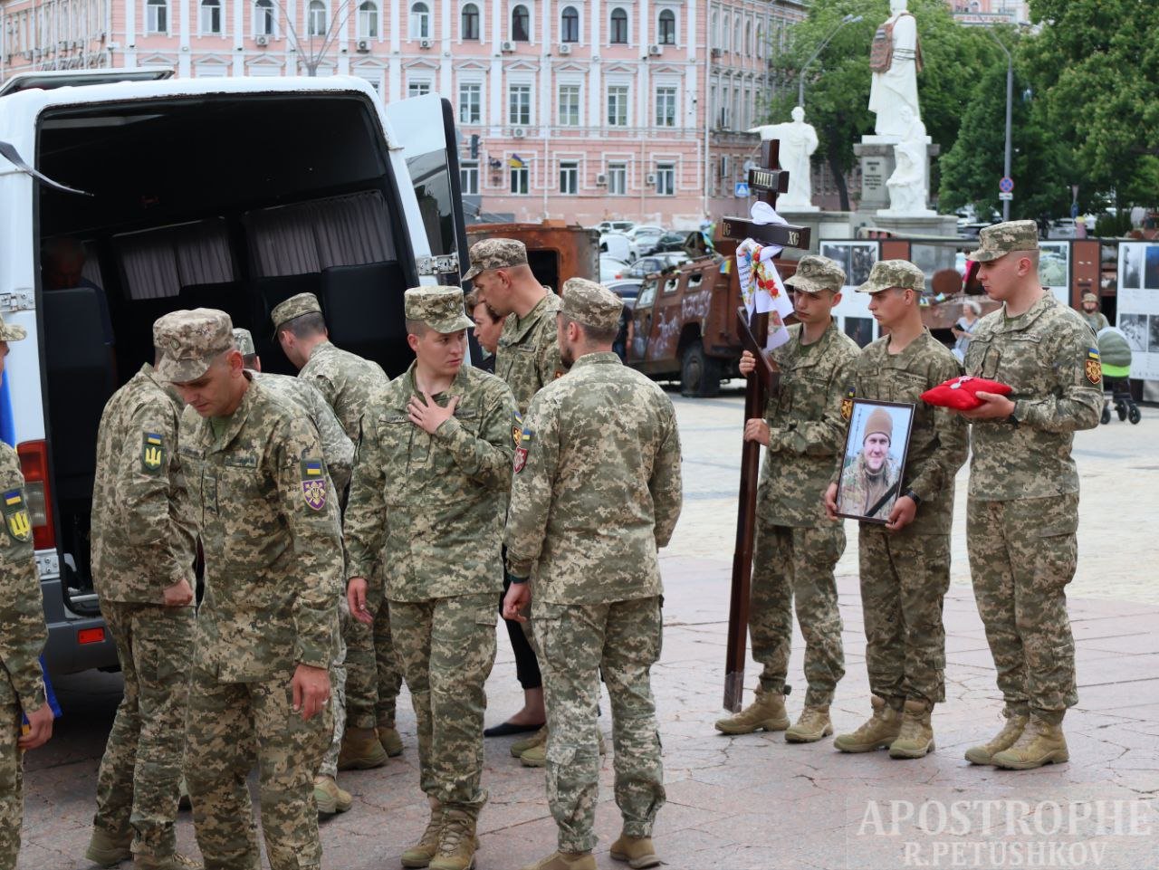 У Києві в останню путь провели 21-річного лікаря-