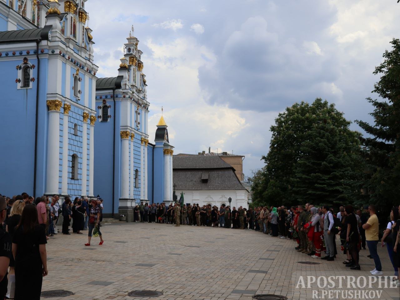 У Києві в останню путь провели 21-річного лікаря-