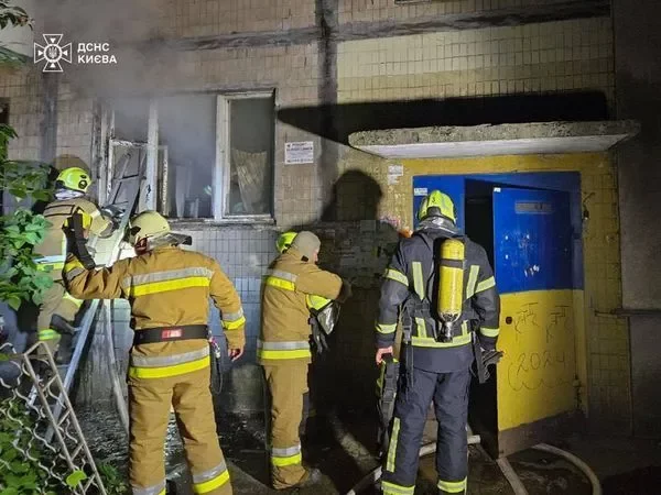 У столиці з вогню врятували жінку