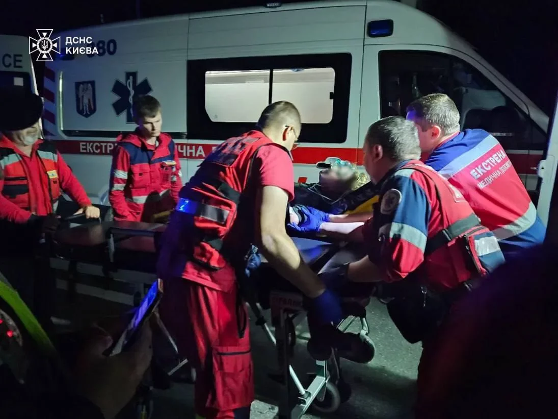 У столиці з вогню врятували жінку