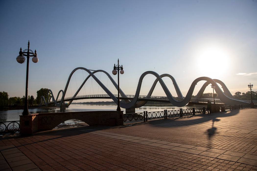 В столице открыли пешеходный мост-волну на Оболони