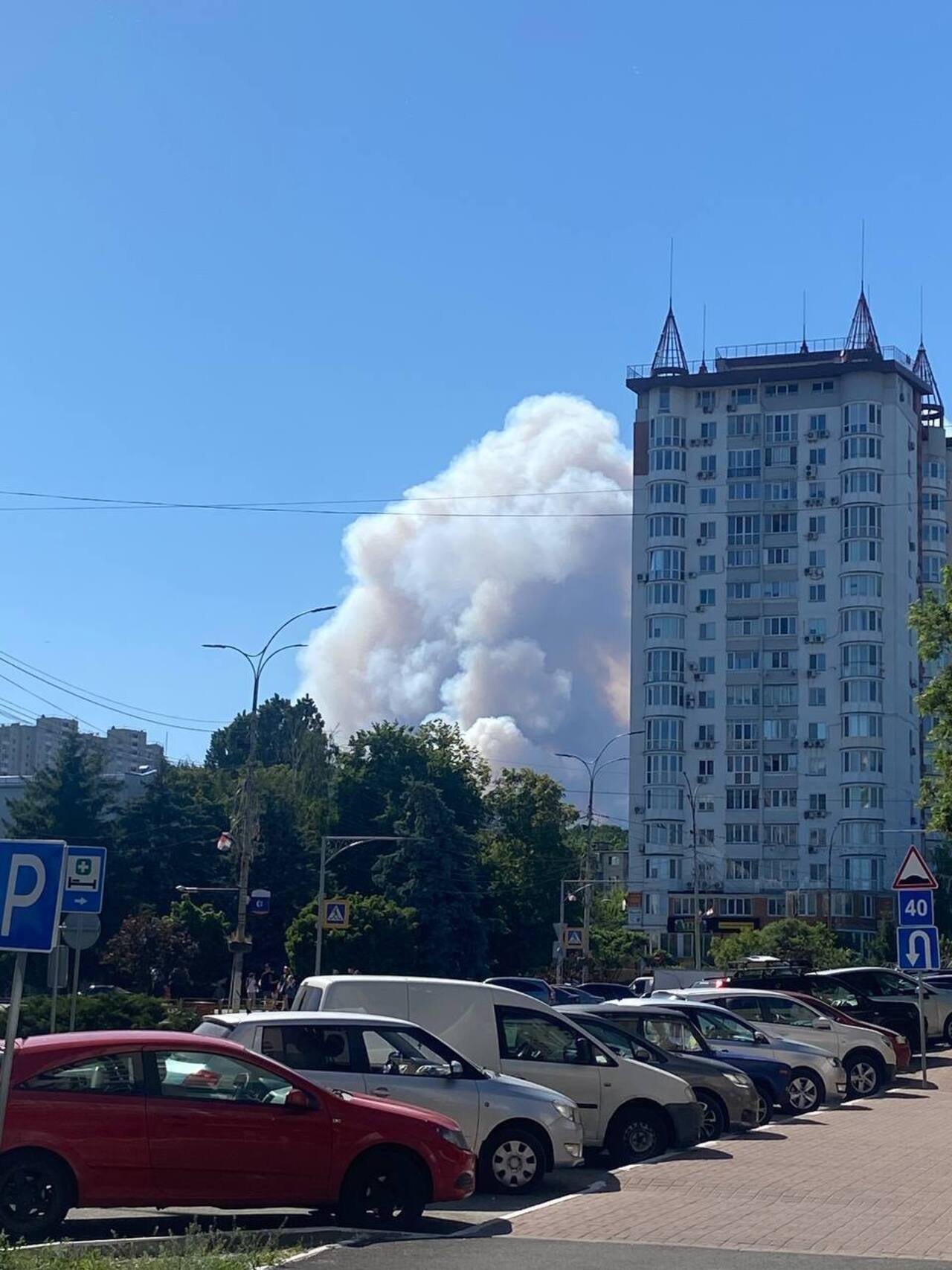Пожежу видно у кількох районах Києва