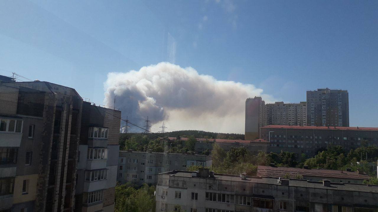 Пожежу видно у кількох районах Києва