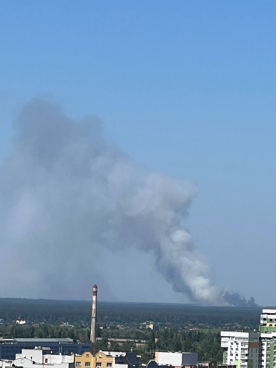 Пожежу видно у кількох районах Києва