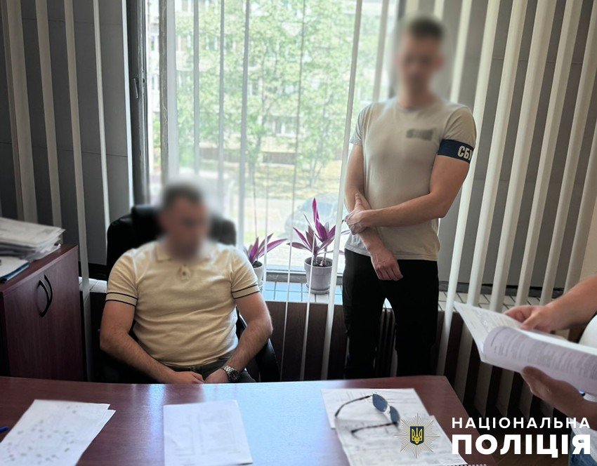 Чоловік вимагав за свої послуги 2 тисячі доларів хабара
